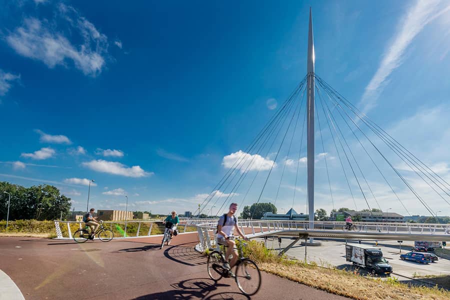 Zwevende fietsrotonde (Hovenring) in Veldhoven die boven de autorotonde is gebouwd.