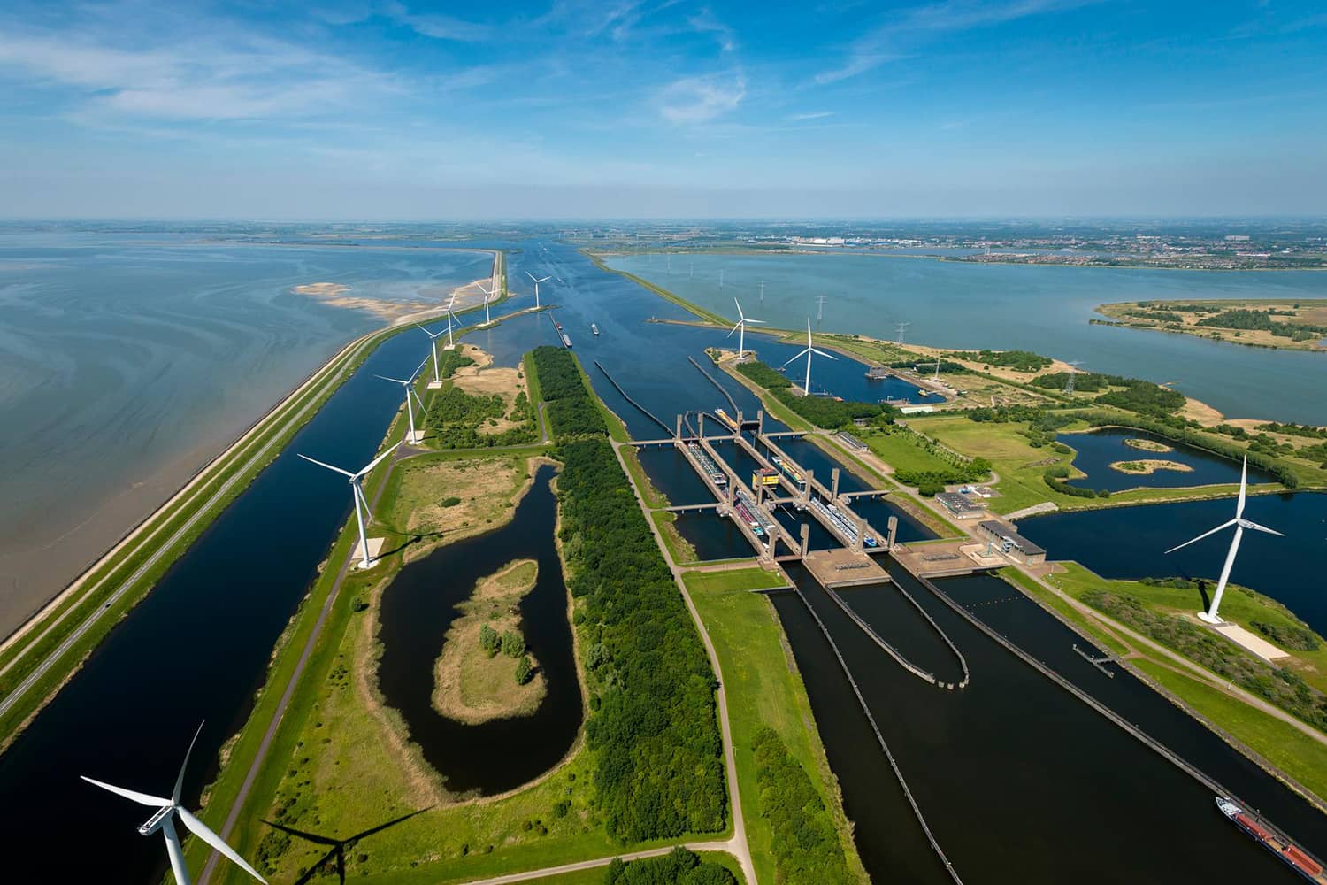 Kreekraksluis met schepen met de Oesterdam in de achtergrond.