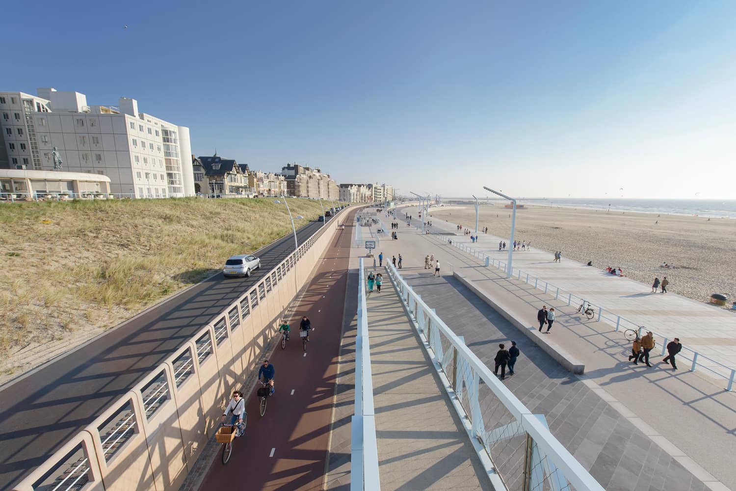 De boulevard van Scheveningen. Er is een dijk aangebracht waarover een rijbaan en loop en fietsroute is aangelegd, het strand is opgehoogd en verbreed ter bescherming van het achterland en Den Haag.