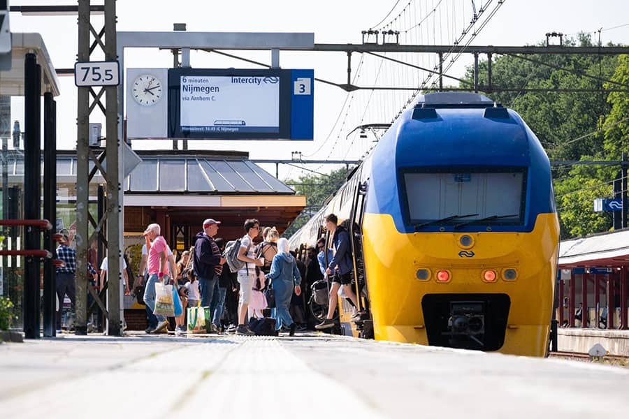 Passagiers stappen in en uit een intercity op het station van Ede-Wageningen.