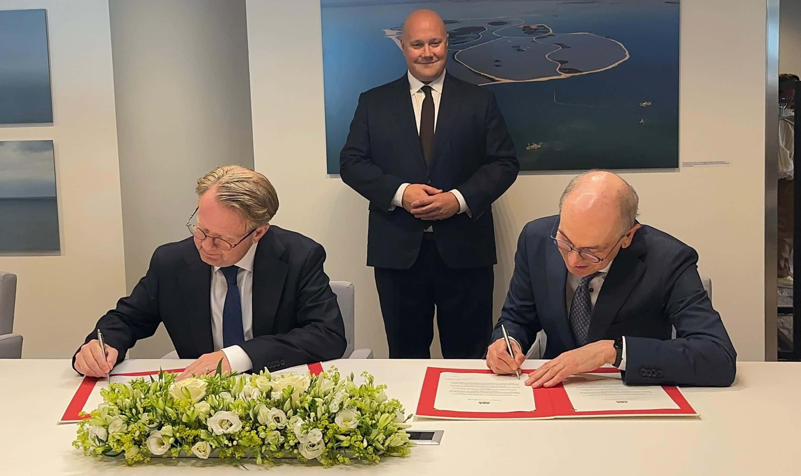 Robert Tieman tekent het overdrachtsdossier samen met SG Jan Hendrik Dronkers. Thierry Aartsen kijkt toe.