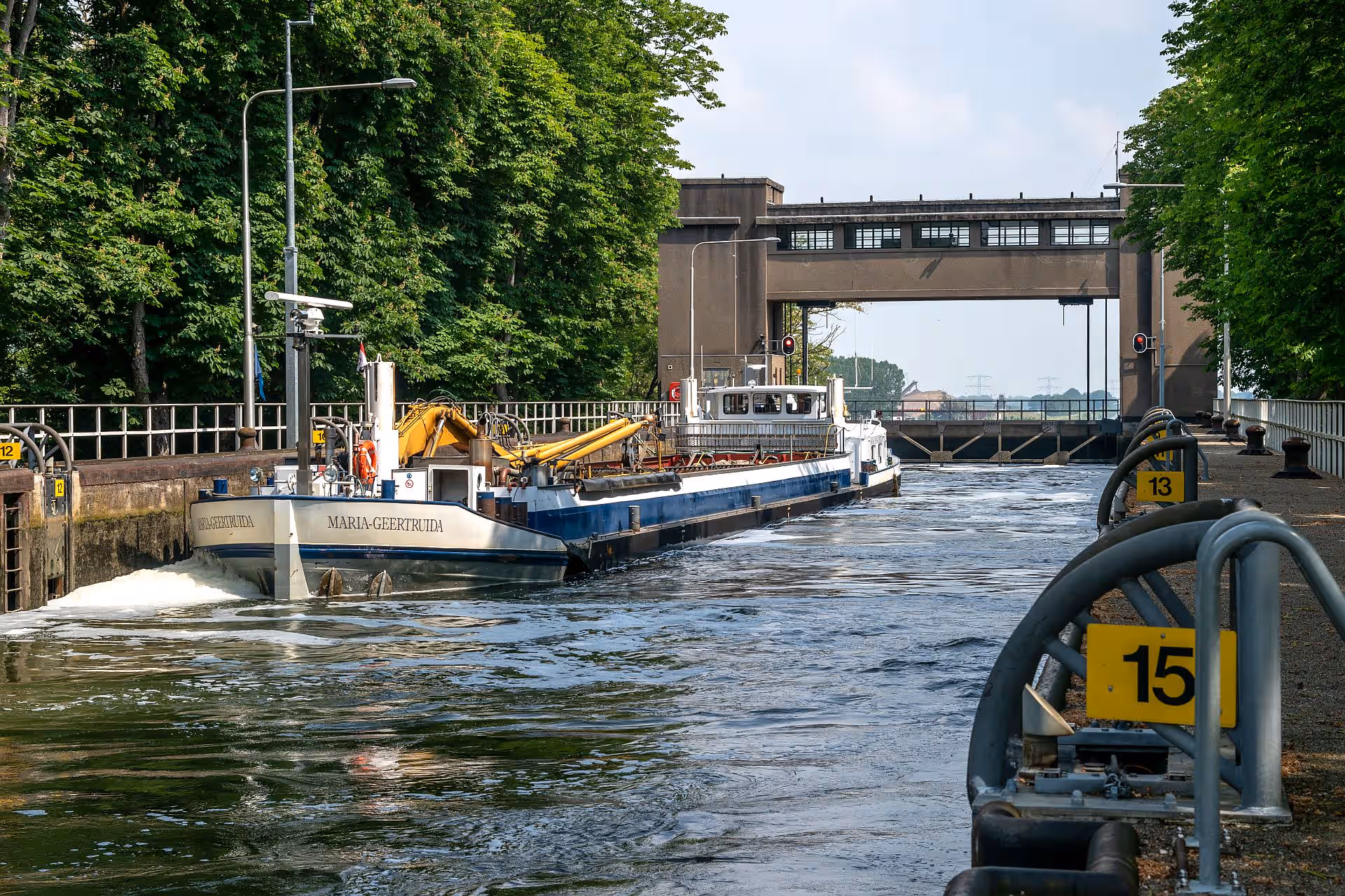 het binnenvaartschip maria Geertruida ligt in de schutsluis bij Born