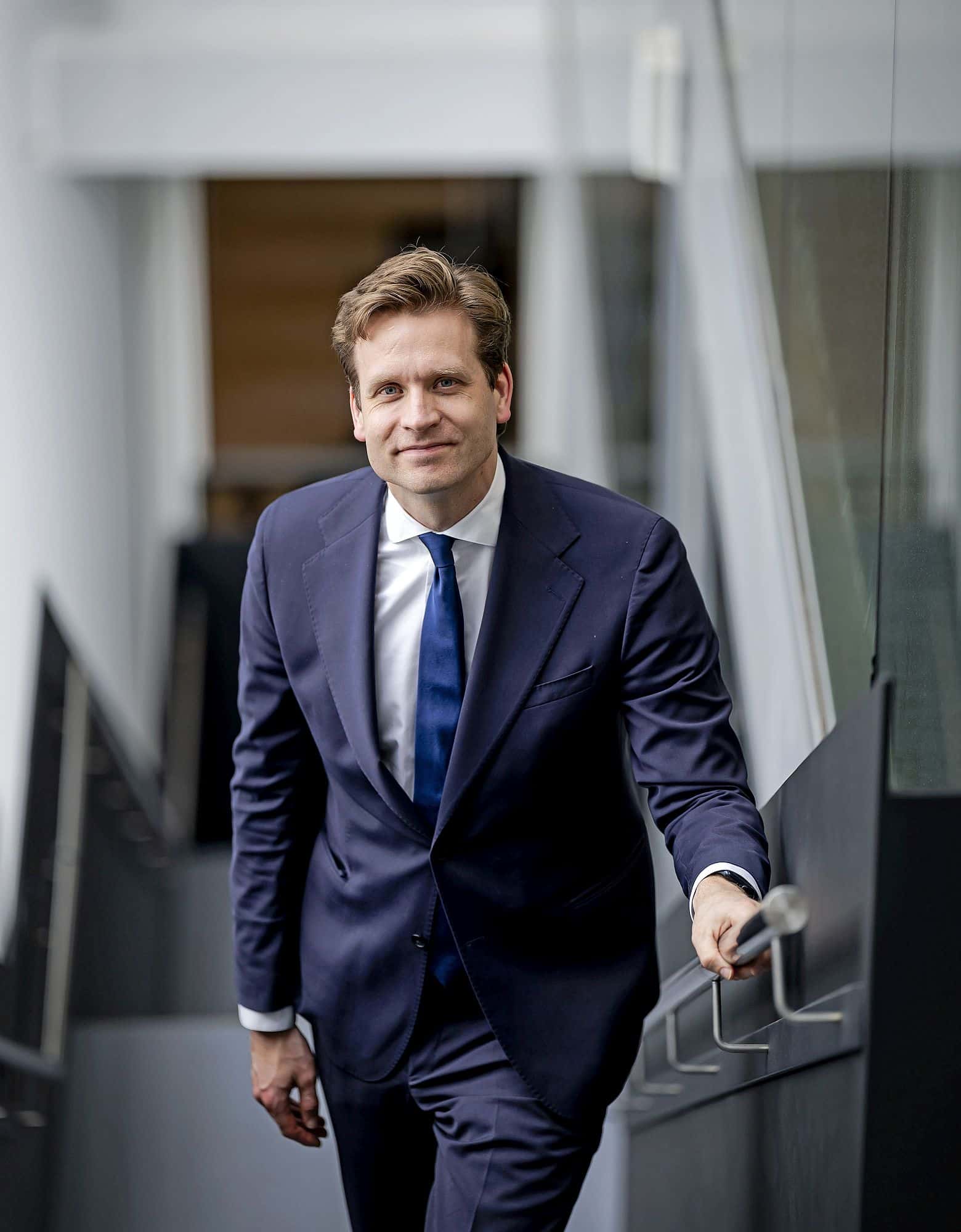 Vincent Karremans van boven gefotografeerd terwijl hij een trap op loopt.